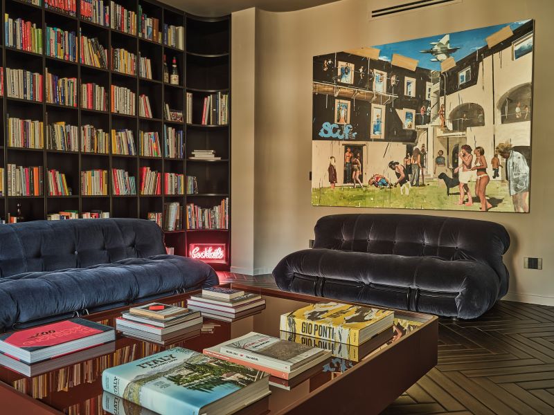 È il colore profondo degli anni Settanta a cambiare la percezione di questo appartamento milanese originariamente progettato da Asnago Vender È il colore profondo degli anni Settanta a cambiare la percezione di questo appartamento milanese originariamente progettato da Asnago Vender