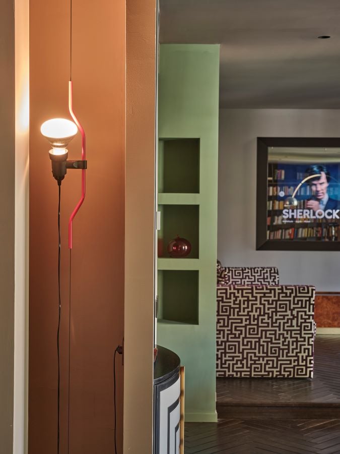 È il colore profondo degli anni Settanta a cambiare la percezione di questo appartamento milanese originariamente progettato da Asnago Vender È il colore profondo degli anni Settanta a cambiare la percezione di questo appartamento milanese originariamente progettato da Asnago Vender