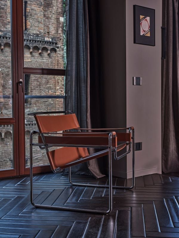 È il colore profondo degli anni Settanta a cambiare la percezione di questo appartamento milanese originariamente progettato da Asnago Vender È il colore profondo degli anni Settanta a cambiare la percezione di questo appartamento milanese originariamente progettato da Asnago Vender