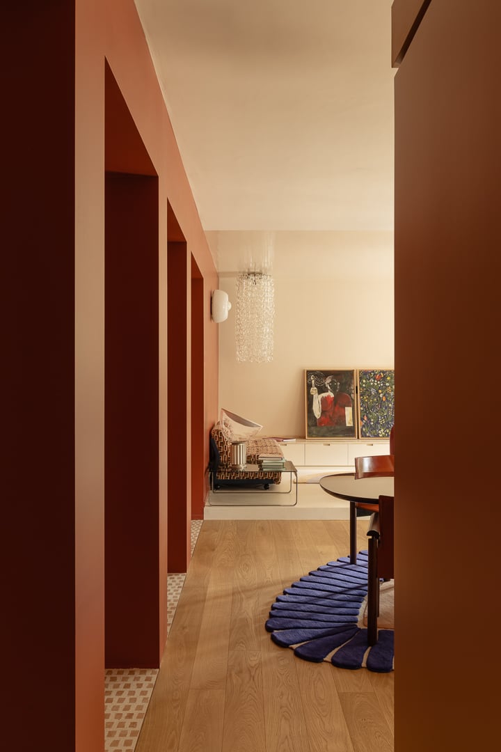 La ristrutturazione di un appartamento milanese trasforma gli interni frammentati in un unico paesaggio urbano con la sorpresa di uno spazio dentro lo spazio La ristrutturazione di un appartamento milanese trasforma gli interni frammentati in un unico paesaggio urbano con la sorpresa di uno spazio dentro lo spazio