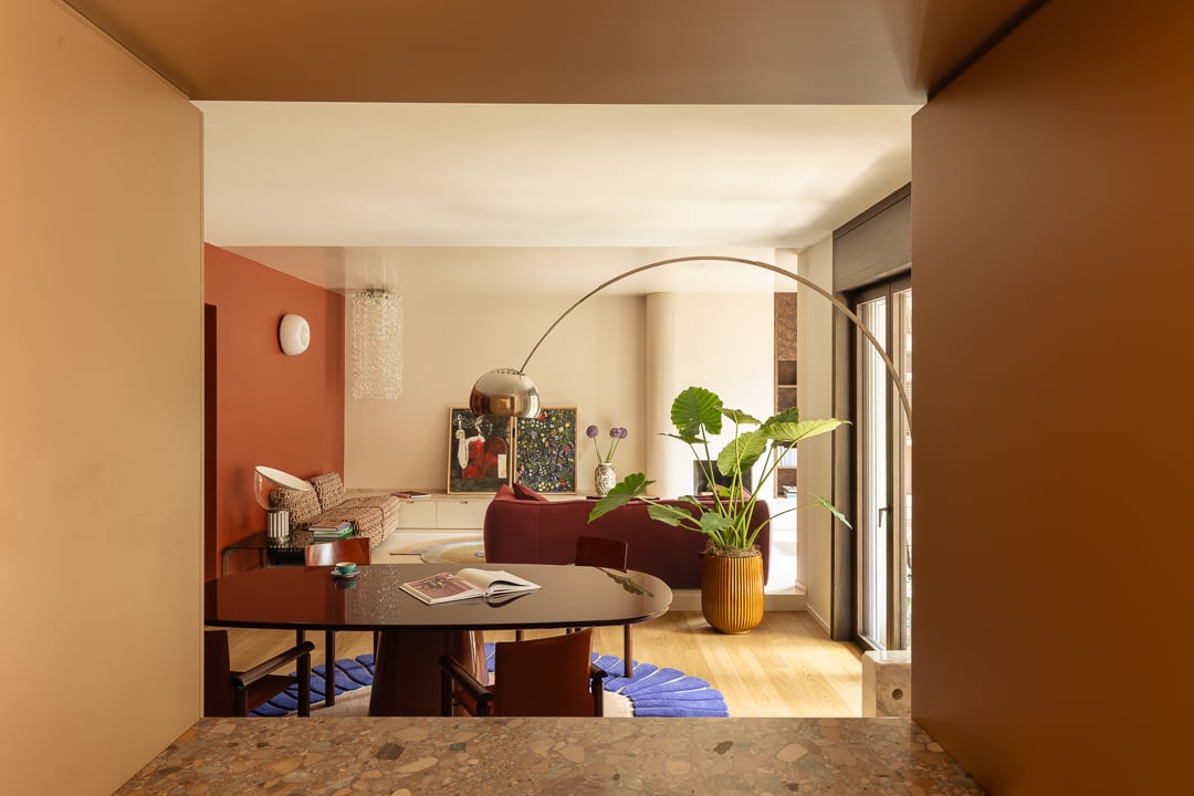 La ristrutturazione di un appartamento milanese trasforma gli interni frammentati in un unico paesaggio urbano con la sorpresa di uno spazio dentro lo spazio La ristrutturazione di un appartamento milanese trasforma gli interni frammentati in un unico paesaggio urbano con la sorpresa di uno spazio dentro lo spazio