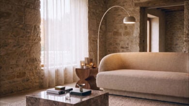 Sembra il living di un appartamento a Parigi: Westwing punta su bouclé e forme morbide