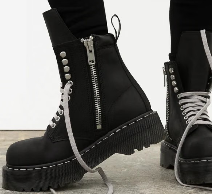 Rick Owens firma le nuove Dr. Martens: tre silhouette brutaliste dal design estremo Rick Owens firma le nuove Dr. Martens: tre silhouette brutaliste dal design estremo
