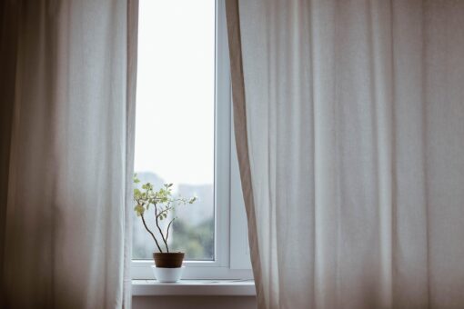 Come scegliere le tende per un soggiorno piccolo: 6 utili consigli