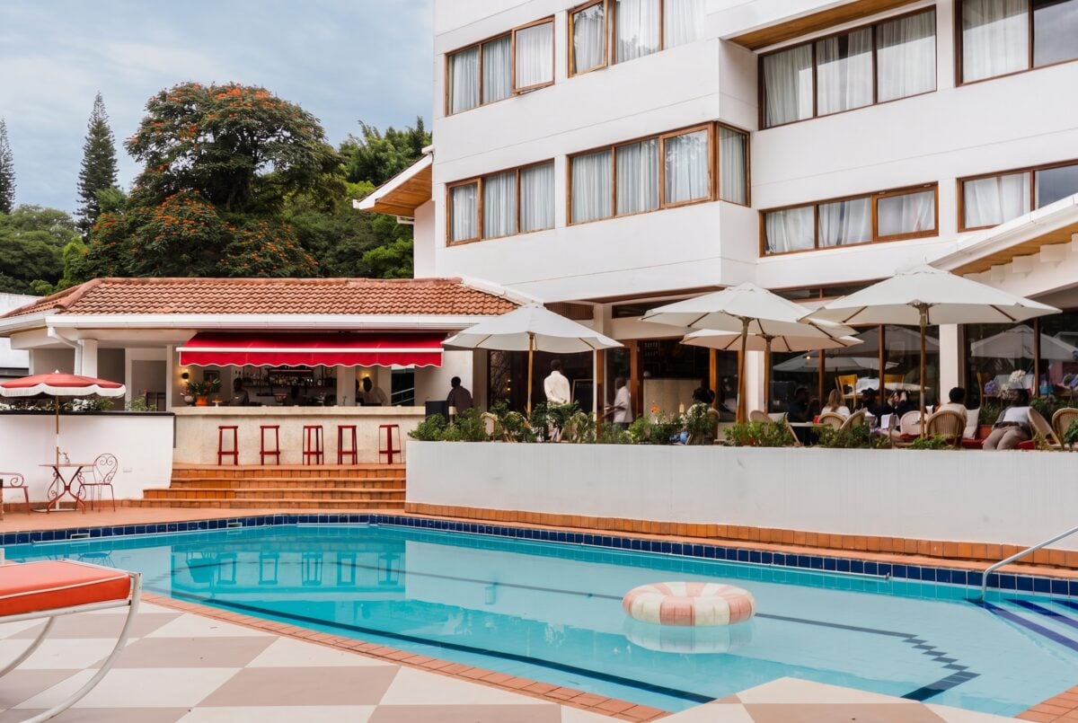 Nairobi, Kenia. Da una villa brutalista, un hotel inaspettato, che nella rilettura assume il calore di una casa di vacanza Nairobi, Kenia. Da una villa brutalista, un hotel inaspettato, che nella rilettura assume il calore di una casa di vacanza