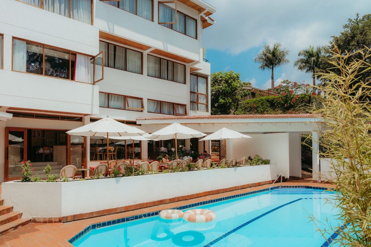 Nairobi, Kenia. Da una villa brutalista, un hotel inaspettato, che nella rilettura assume il calore di una casa di vacanza Nairobi, Kenia. Da una villa brutalista, un hotel inaspettato, che nella rilettura assume il calore di una casa di vacanza