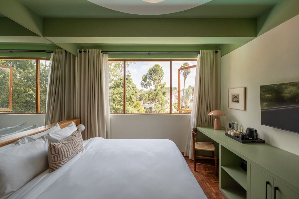 Nairobi, Kenia. Da una villa brutalista, un hotel inaspettato, che nella rilettura assume il calore di una casa di vacanza Nairobi, Kenia. Da una villa brutalista, un hotel inaspettato, che nella rilettura assume il calore di una casa di vacanza