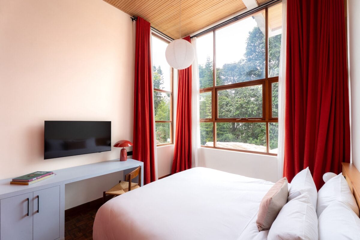 Nairobi, Kenia. Da una villa brutalista, un hotel inaspettato, che nella rilettura assume il calore di una casa di vacanza Nairobi, Kenia. Da una villa brutalista, un hotel inaspettato, che nella rilettura assume il calore di una casa di vacanza