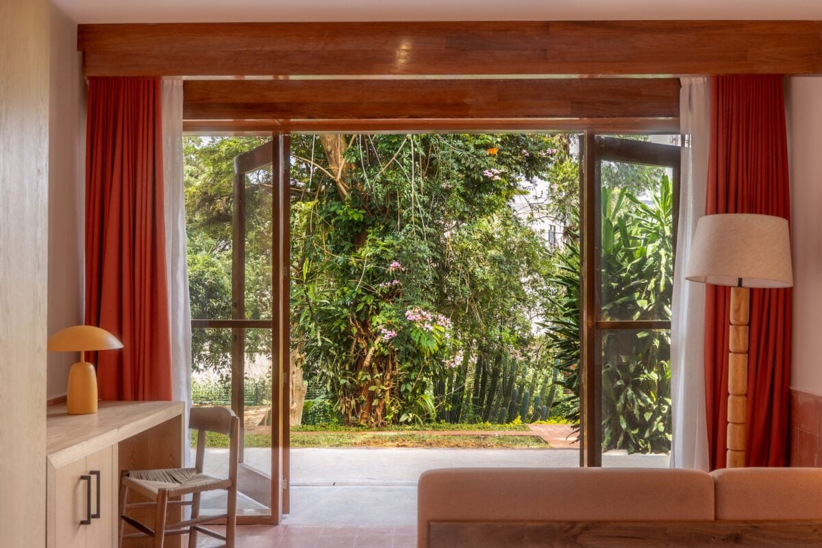 Nairobi, Kenia. Da una villa brutalista, un hotel inaspettato, che nella rilettura assume il calore di una casa di vacanza Nairobi, Kenia. Da una villa brutalista, un hotel inaspettato, che nella rilettura assume il calore di una casa di vacanza
