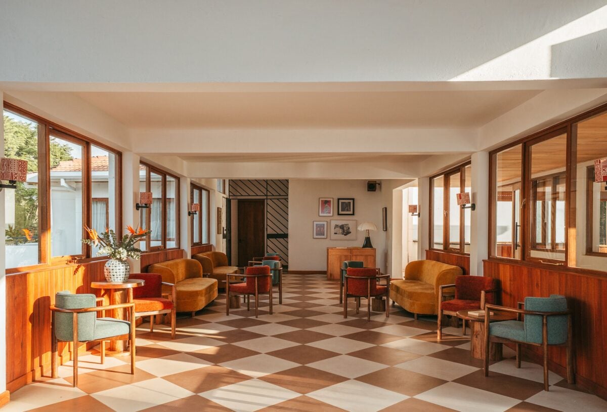 Nairobi, Kenia. Da una villa brutalista, un hotel inaspettato, che nella rilettura assume il calore di una casa di vacanza Nairobi, Kenia. Da una villa brutalista, un hotel inaspettato, che nella rilettura assume il calore di una casa di vacanza