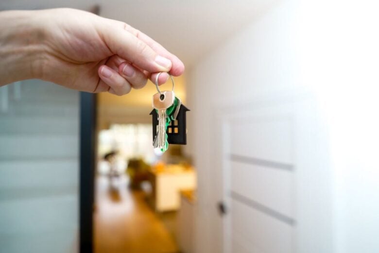 Persona che apre la porta di casa