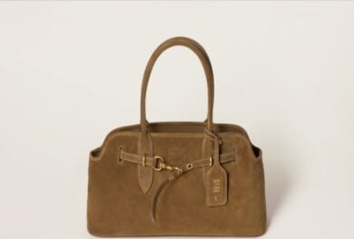 Miu Miu firma la borsa che sa già d’autunno, camoscio verde oliva e fascino anni ’70