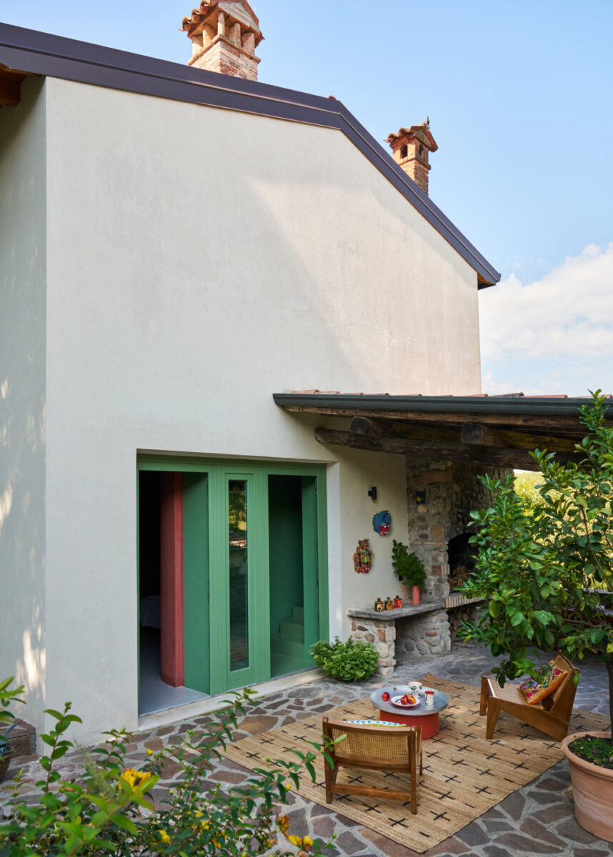 Una casa a due piani con giardino nella campagna mantovana rivela un rifugio sofisticato pieno di sorprese Una casa a due piani con giardino nella campagna mantovana rivela un rifugio sofisticato pieno di sorprese