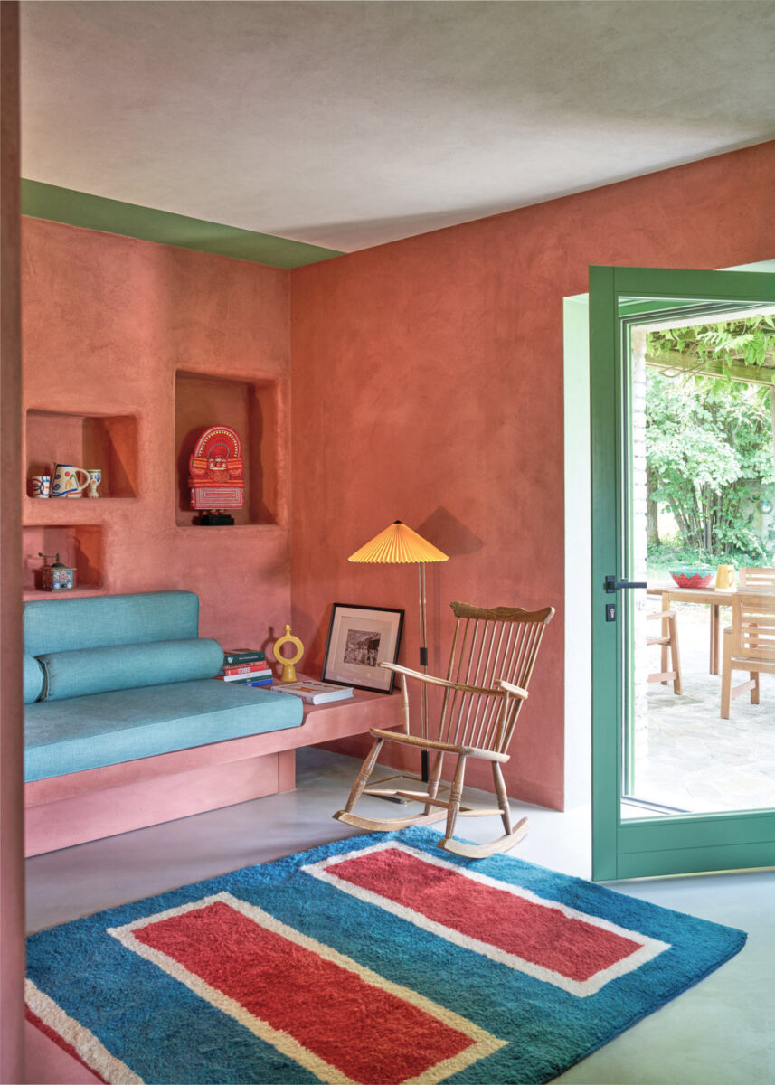 Una casa a due piani con giardino nella campagna mantovana rivela un rifugio sofisticato pieno di sorprese Una casa a due piani con giardino nella campagna mantovana rivela un rifugio sofisticato pieno di sorprese