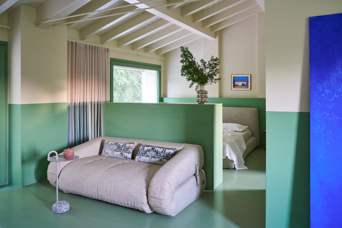 Una casa a due piani con giardino nella campagna mantovana rivela un rifugio sofisticato pieno di sorprese Una casa a due piani con giardino nella campagna mantovana rivela un rifugio sofisticato pieno di sorprese