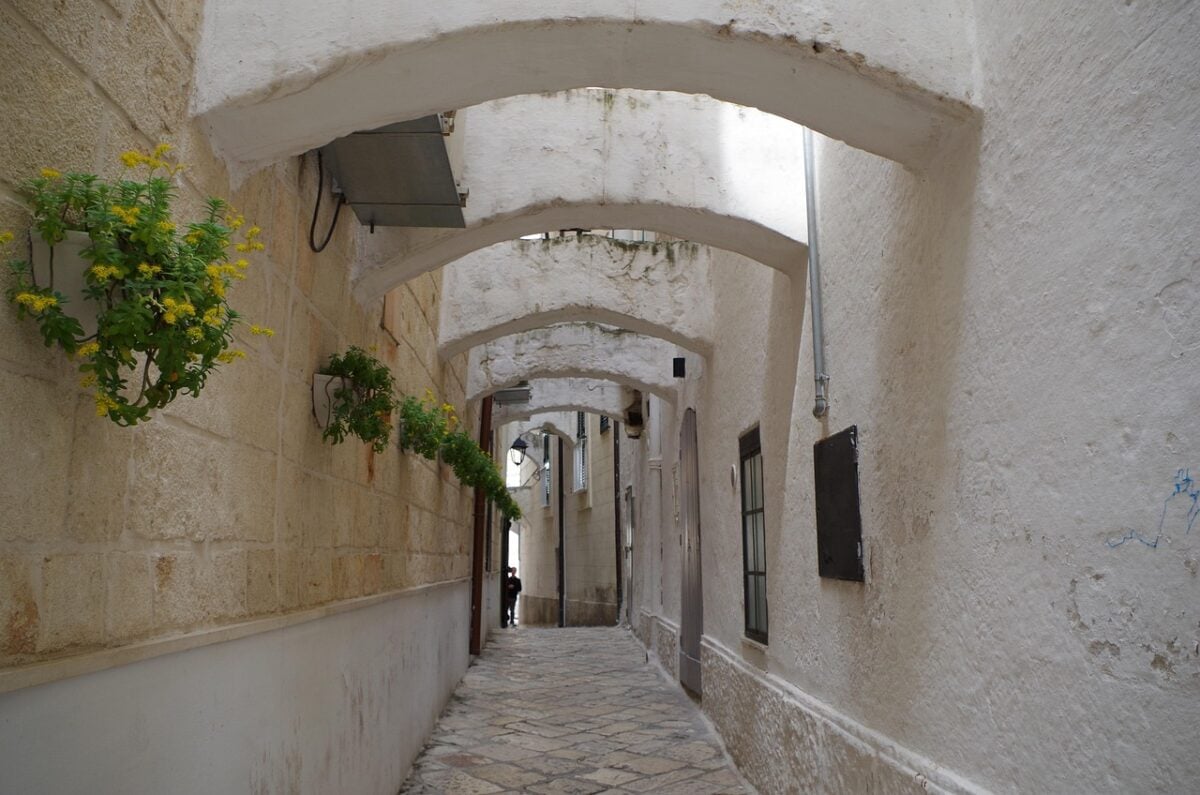 Vista vicolo borgo in Puglia