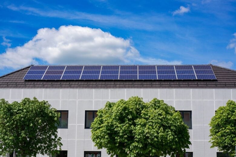 Pannelli fotovoltaici sul tetto di una casa