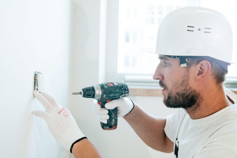 Uomo al lavoro su una ristrutturazione