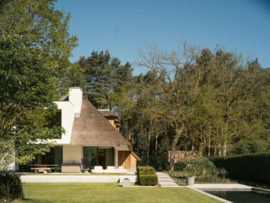 Una grande villa contemporanea in Belgio dominata da un tetto di paglia