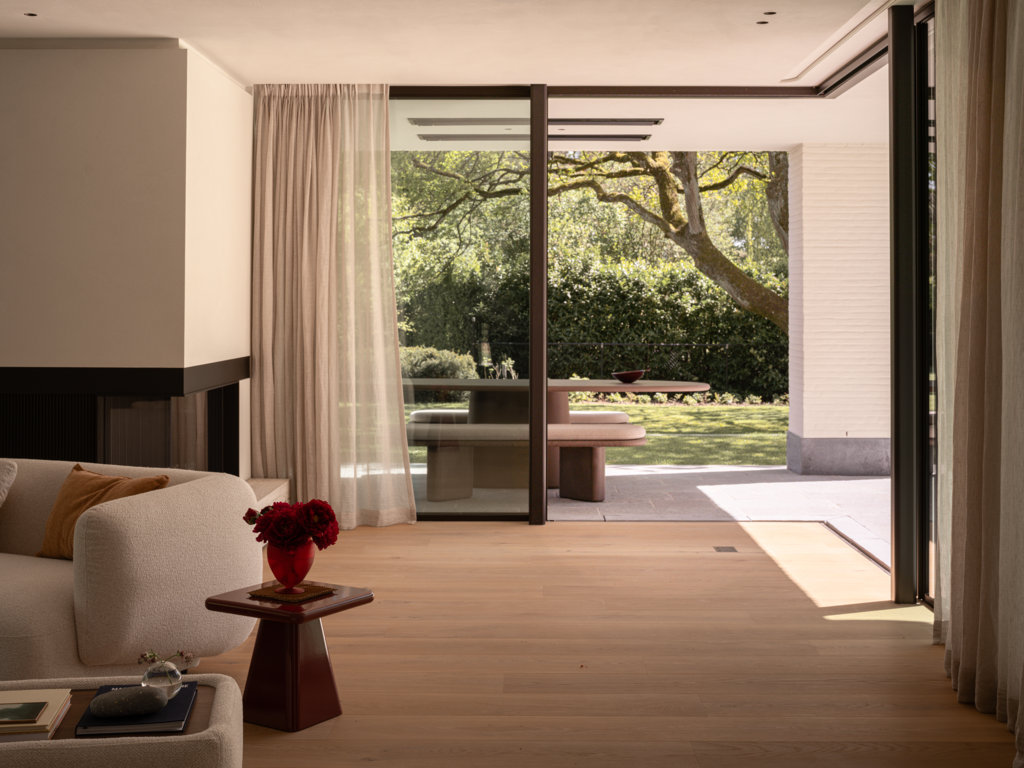 Una grande villa contemporanea in Belgio dominata da un tetto di paglia Una grande villa contemporanea in Belgio dominata da un tetto di paglia