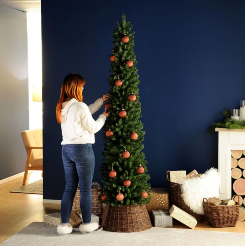 albero di natale innevato per ambienti piccoli