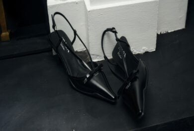 Prada abbassa i tacchi e alza lo stile, le kitten heels conquistano il 2026